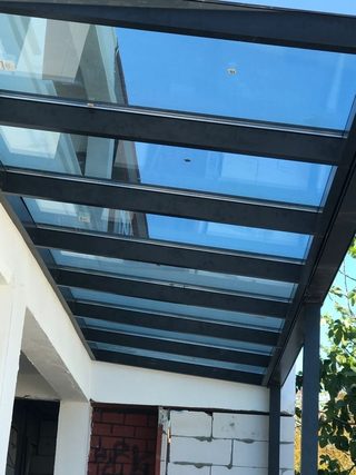 Gökyüzüne bakan sabit cam tavanın cam ve profil birleşimleri