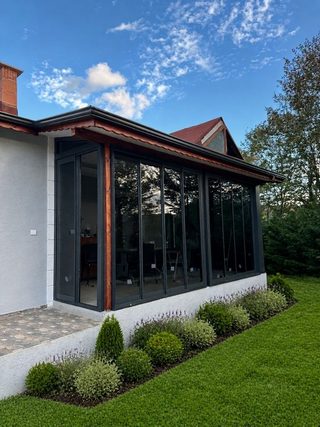 Aynı yapının diğer açısından görülen ısıcamlı sürme cam cephesi