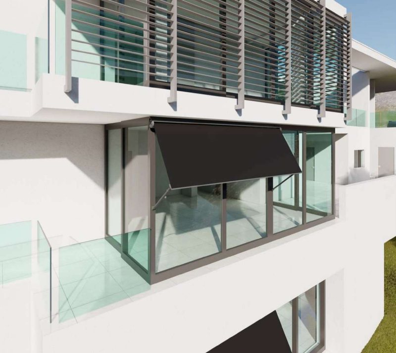 Katalog görseli: balkon açıklığında açılı konumdaki koyu Wintent tente